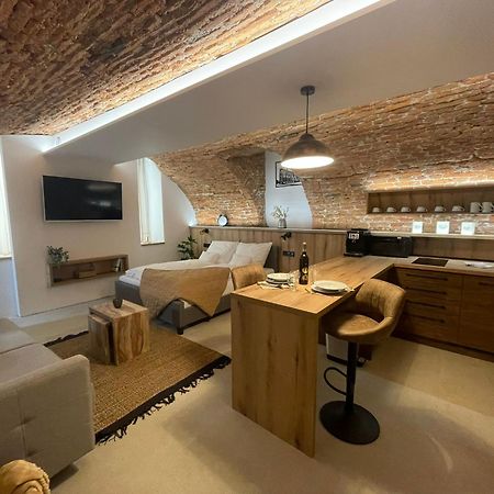 Understreet Studio With Private Parking Košice Extérieur photo