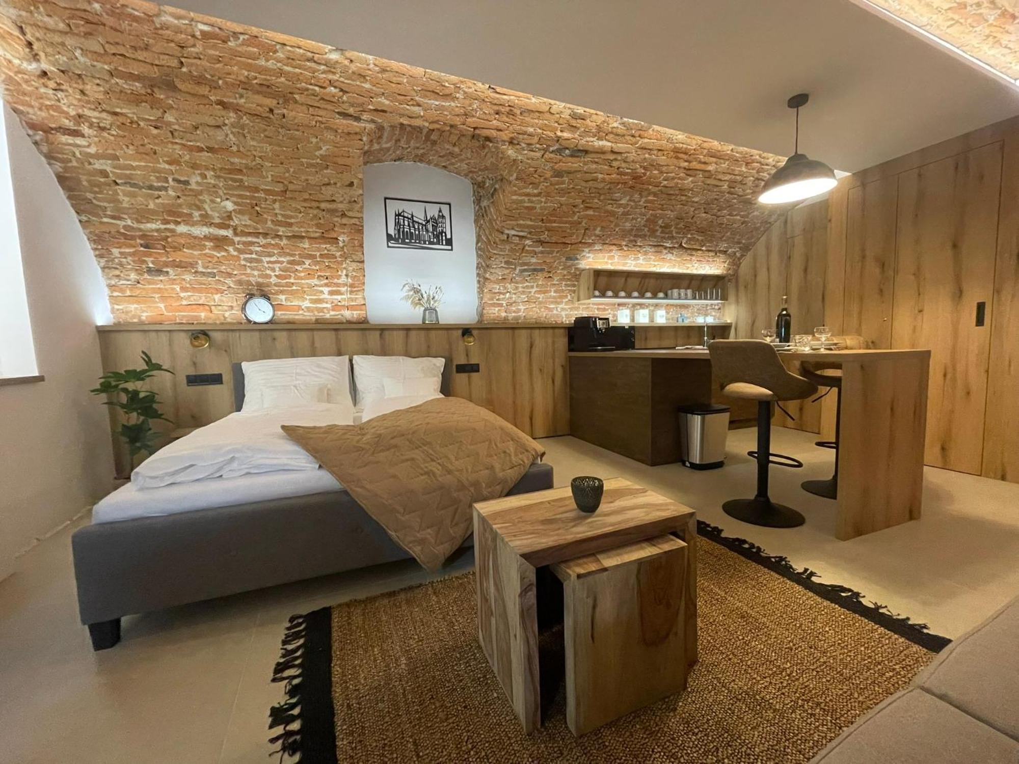 Understreet Studio With Private Parking Košice Extérieur photo